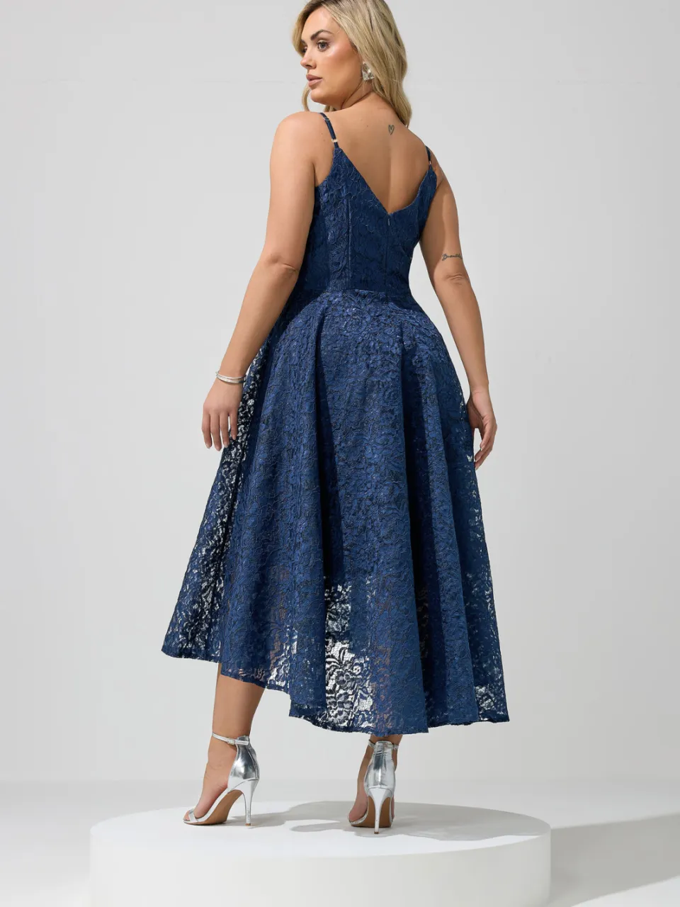 Yours London Kanten Midijurk Met Lange Achterkant In Donkerblauw blauw, foto 4
