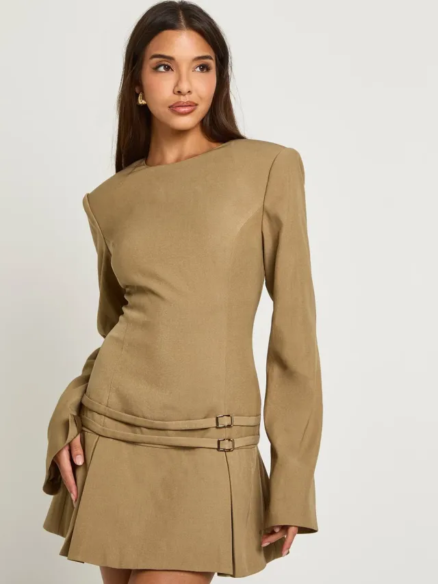 boohoo Dames Getailleerde mini-jurk met gespdetails en geplooide plooien Mokka