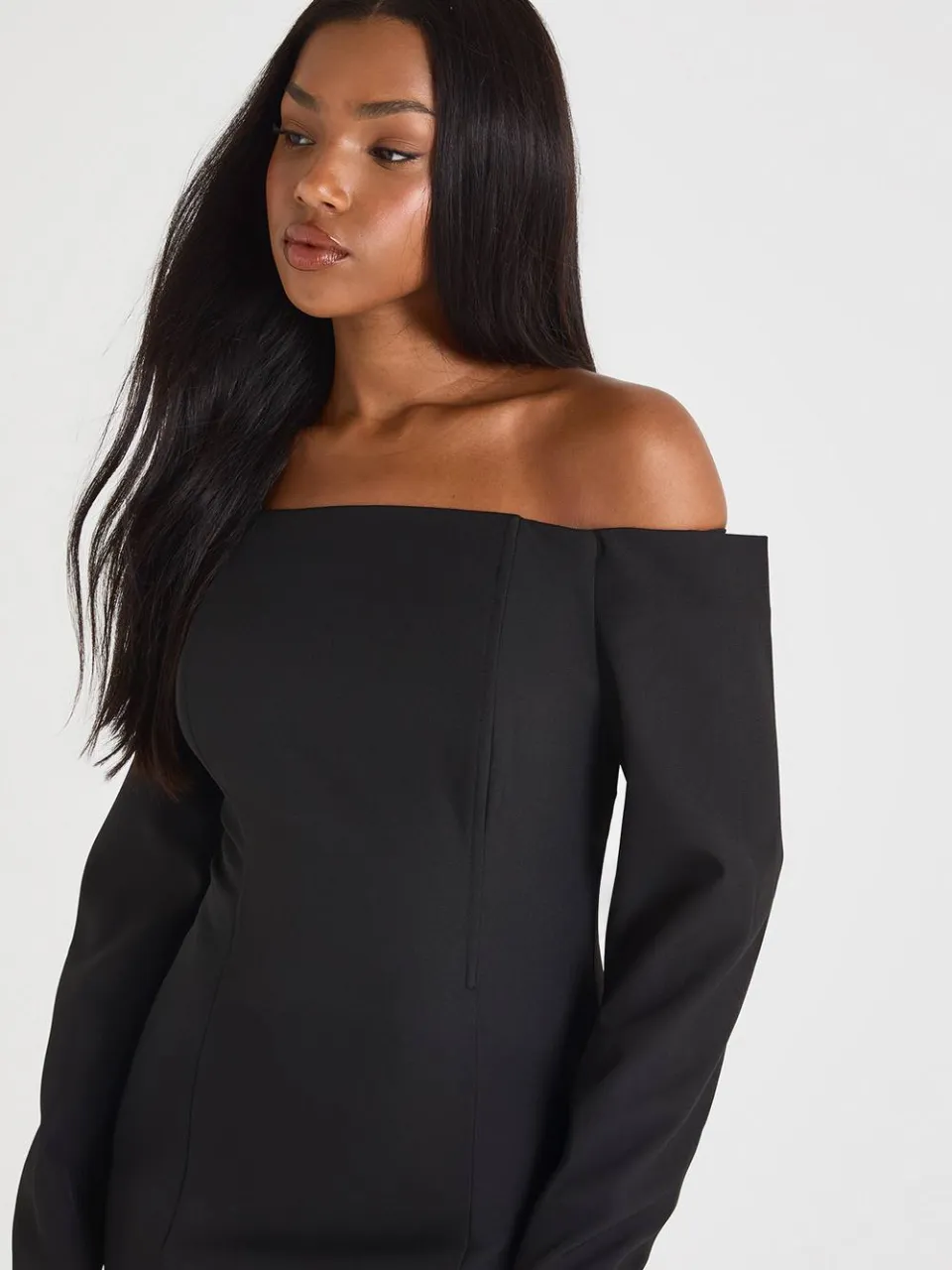 boohoo Dames Boxy bandeau met lange mouwen, getailleerde mini-jurk zwart, foto 4