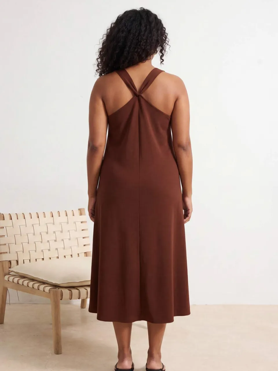Trendyol Curve Dames Bruin Effen Midi Mouwloos Casual A-lijn Grote maten Jurk, foto 2