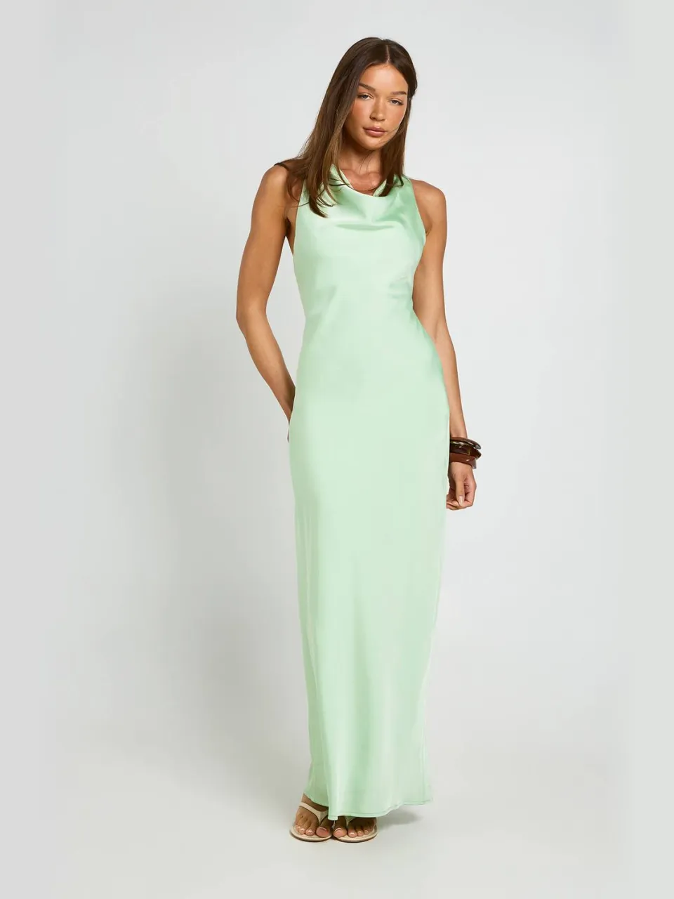 boohoo Dames Maxi Satijnen Jurk Met Gedrapeerde Rug munt, foto 3