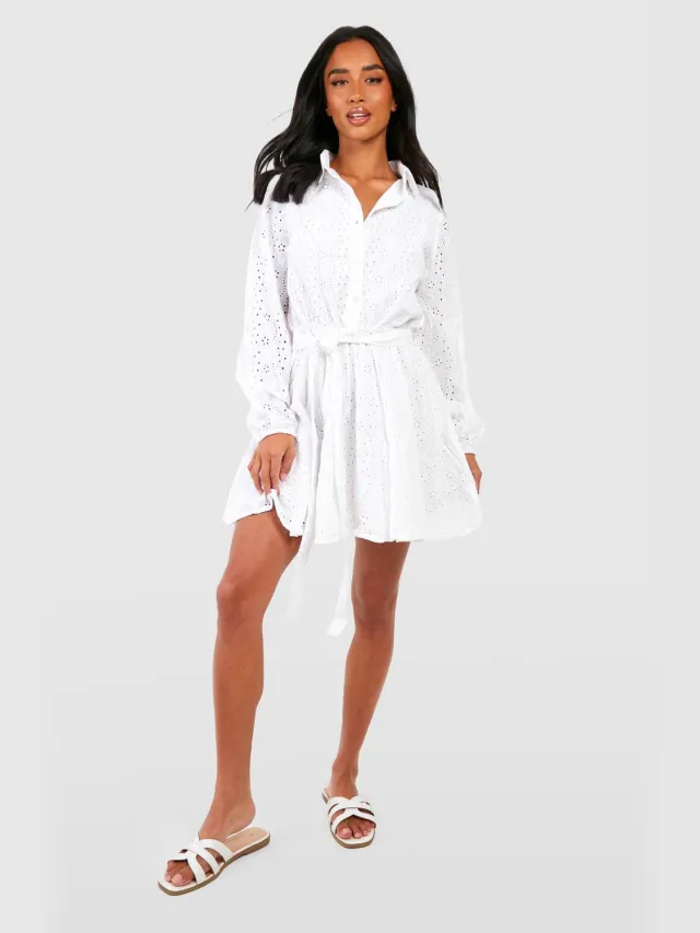 boohoo Dames Petite Broderie Ceintuur Skater Shirtjurk Wit