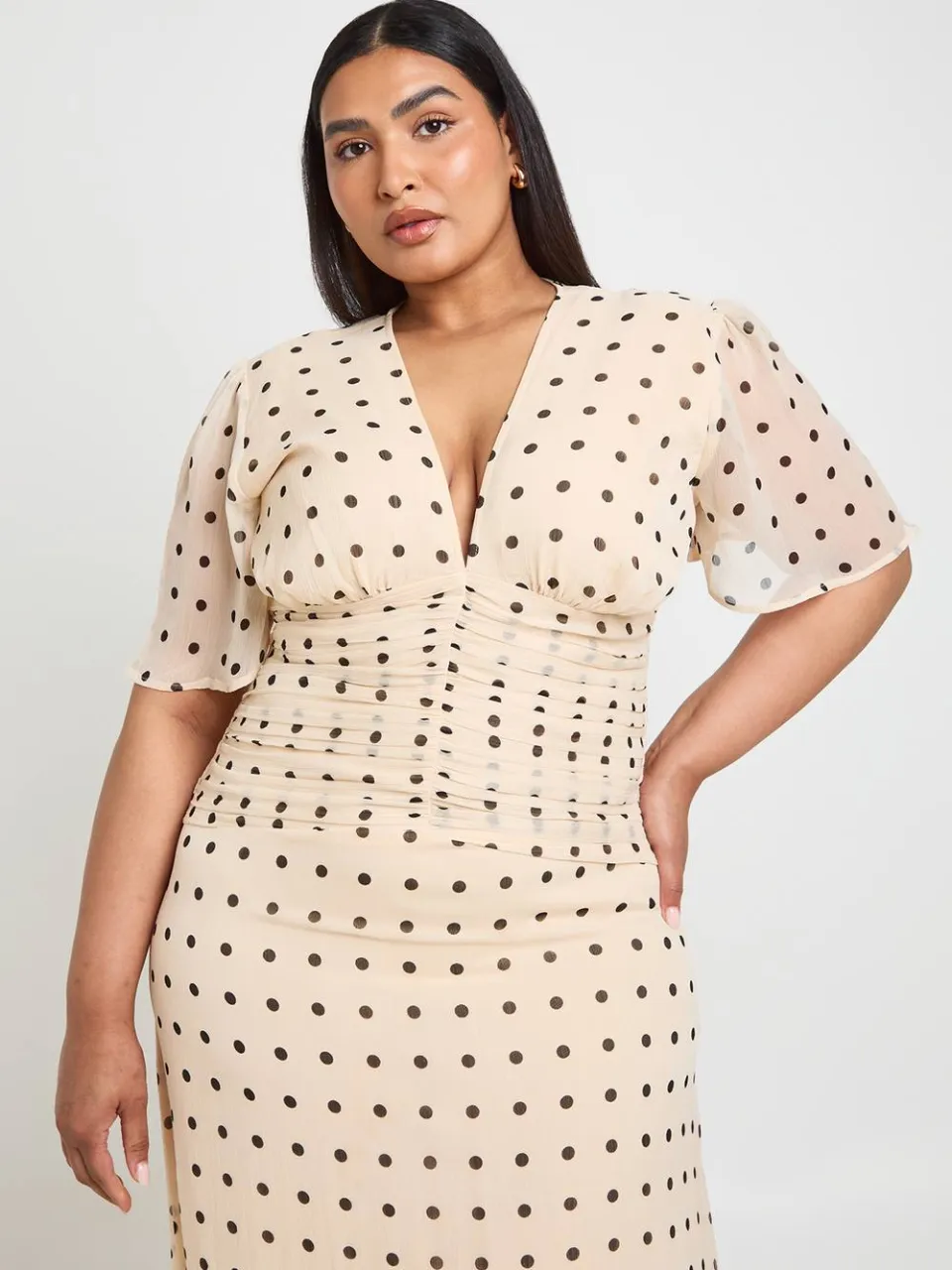 boohoo Dames Plus Polkadot Chiffon Maxi Jurk Met Gerimpelde Taille ivoor, foto 3