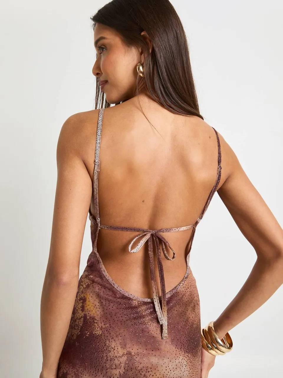 boohoo Dames Bedrukte Hot Fix Pailletten Maxi‐jurk met lage scoop‐hals bruin, foto 4