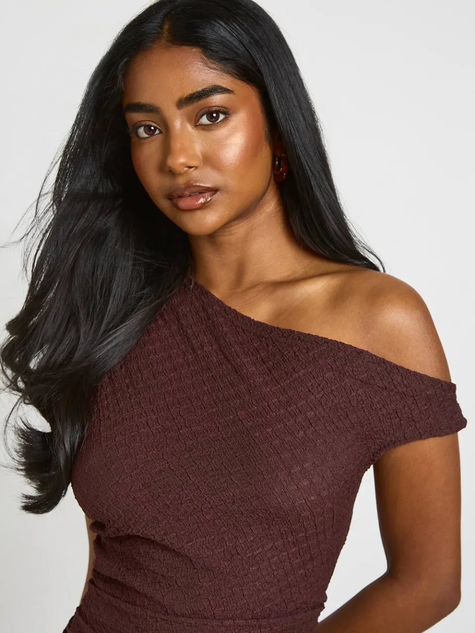 boohoo Dames Gestructureerde Mini-jurk Met Gerimpelde Taille En Asymmetrische Halslijn chocoladebruin, foto 4
