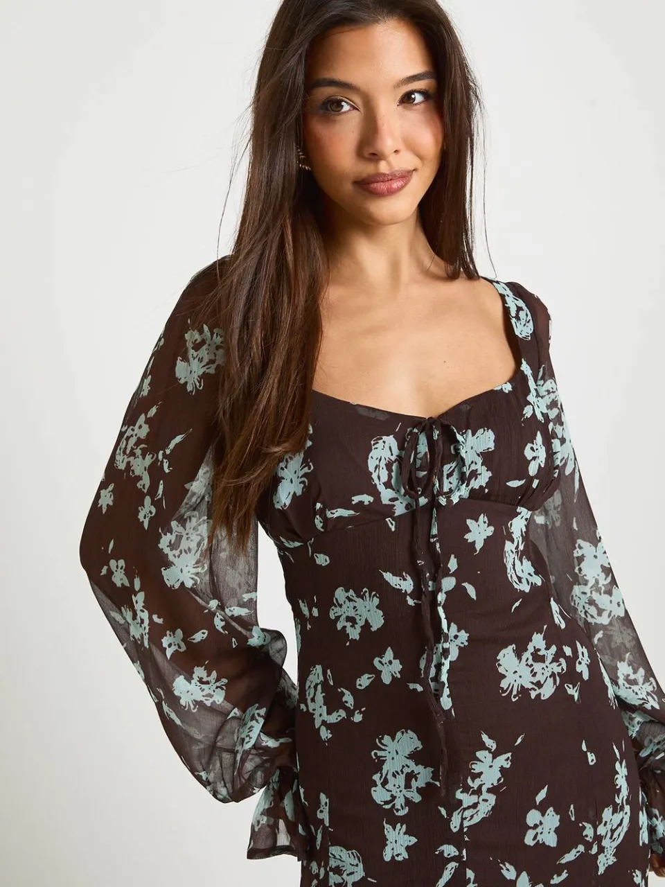 boohoo Dames Bloemrijke gekreukelde chiffon melkmeisje maxi-jurk chocoladebruin, foto 4