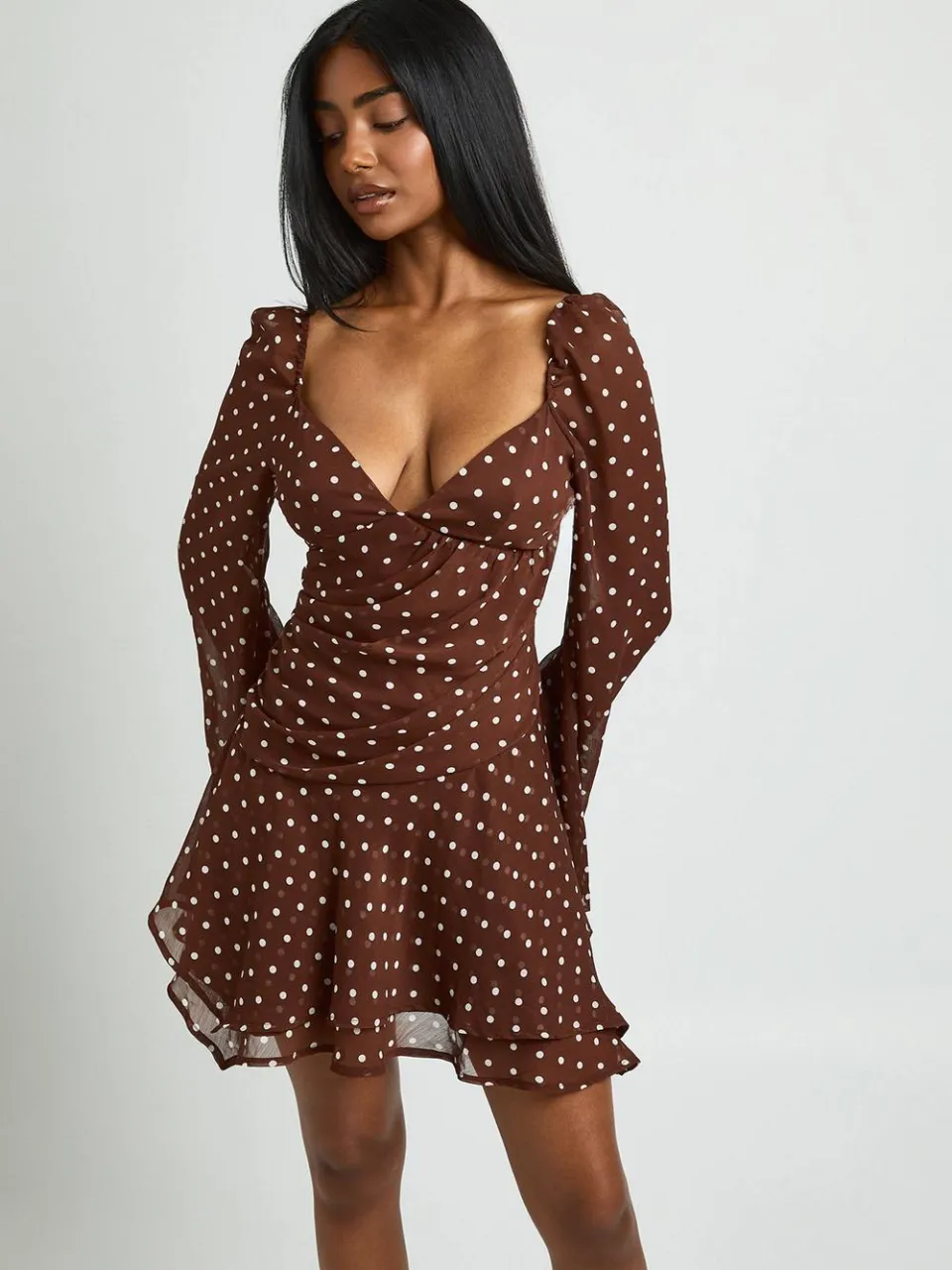 boohoo Dames Polkadot Skater Jurk Met Gerimpelde Sweetheart Hals En Plooien chocoladebruin, foto 2