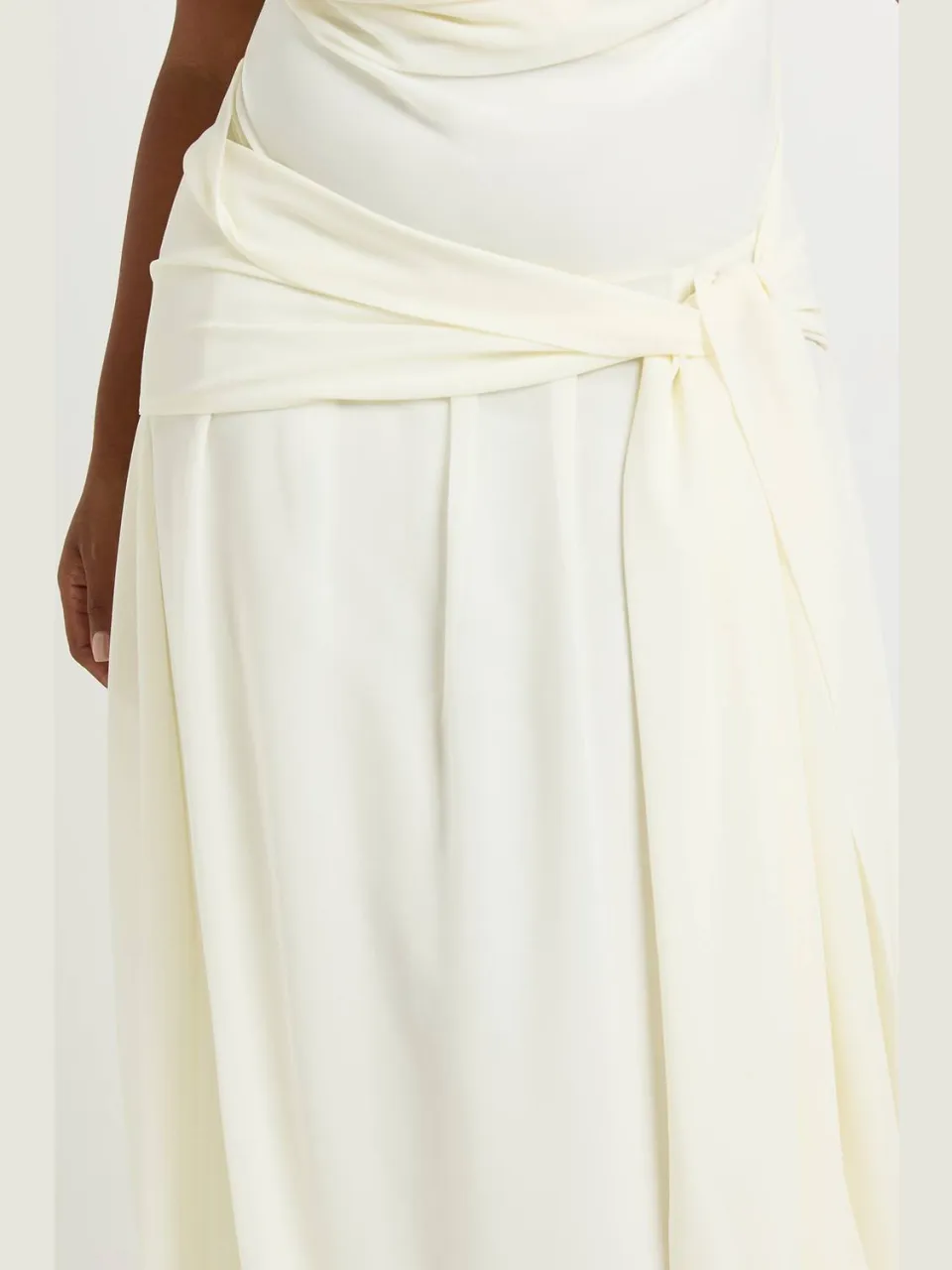 boohoo Dames Plus Chiffon Extreme Waterval Hals Strikband Taille Maxi Jurk ecru, foto 4