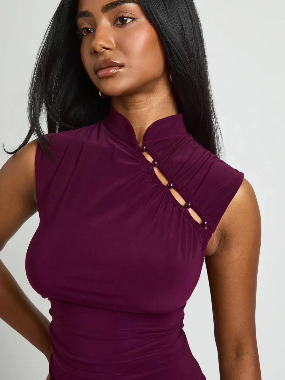 boohoo Dames Mini-jurk Met Hoge Hals, Knoopdetail En Plooien pruim, foto 4