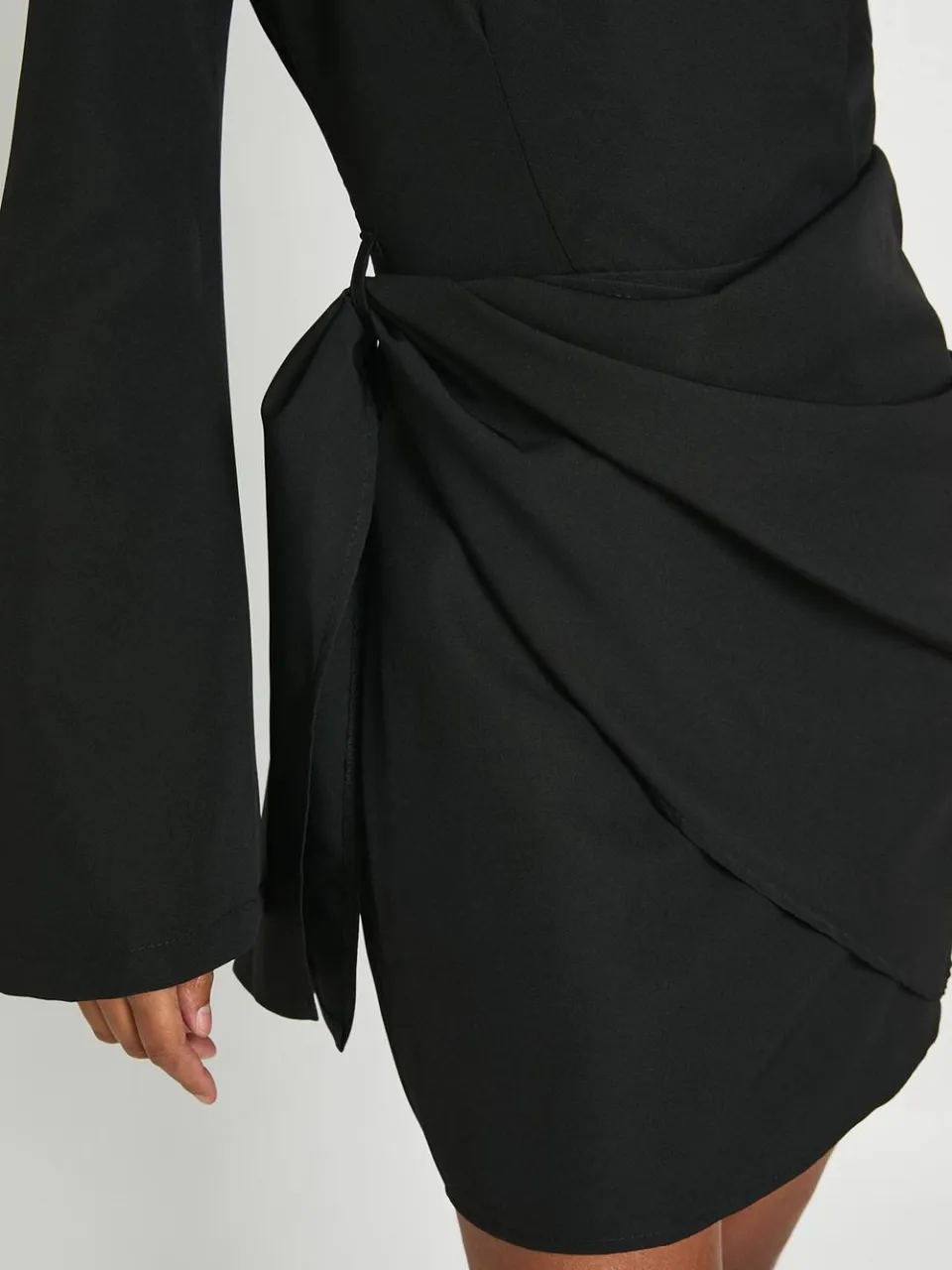 boohoo Dames Lange kraagloze blazerjurk met drapering en banden op de taille zwart, foto 4