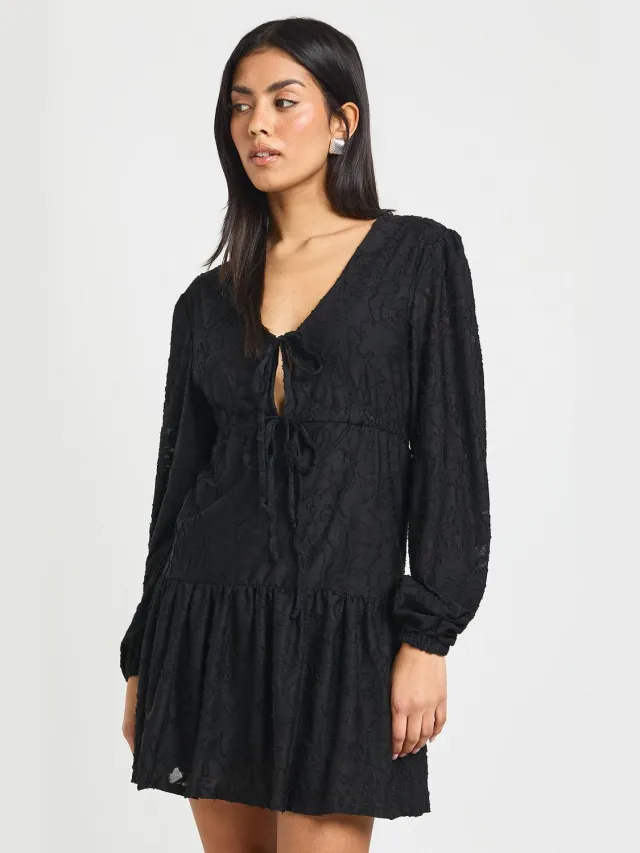 boohoo Dames Burnout Bloemen Strik Voorpand Smock Jurk Zwart