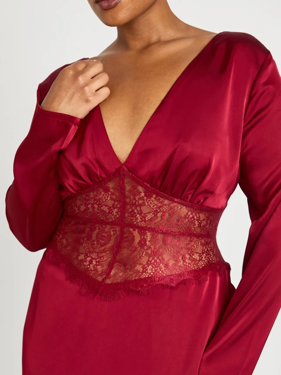 boohoo Dames Plus Kanten Paneel Lange Mouw Satijnen Maxi Jurk bordeaux rood, foto 4
