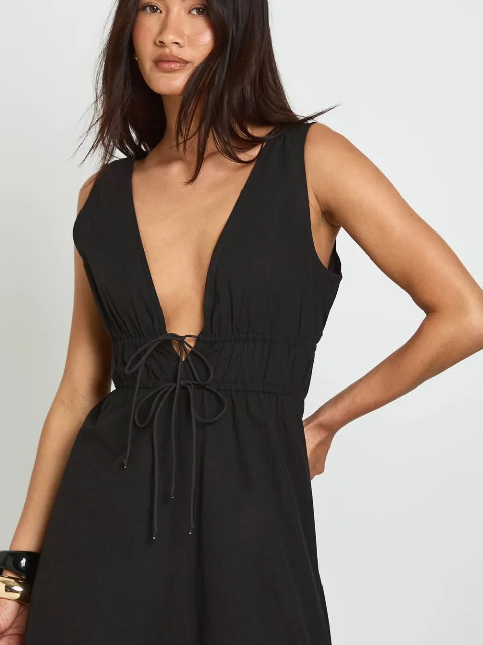 boohoo Dames Maxi Skater Jurk Met Diepe V-hals En Strikdetail Vooraan zwart, foto 4