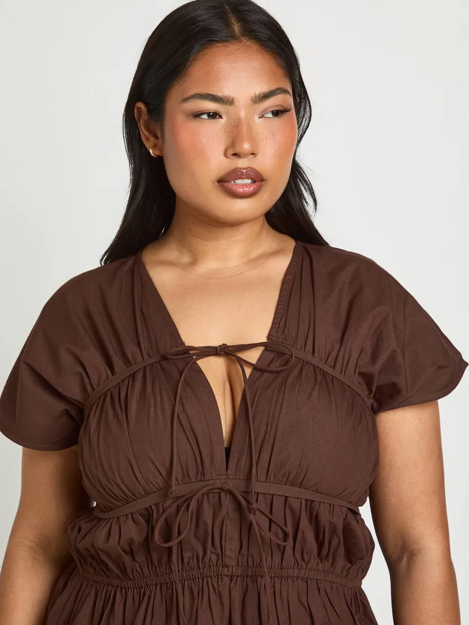 boohoo Dames Plus Katoenen Popeline Gerimpelde Mini Jurk chocoladebruin, foto 4