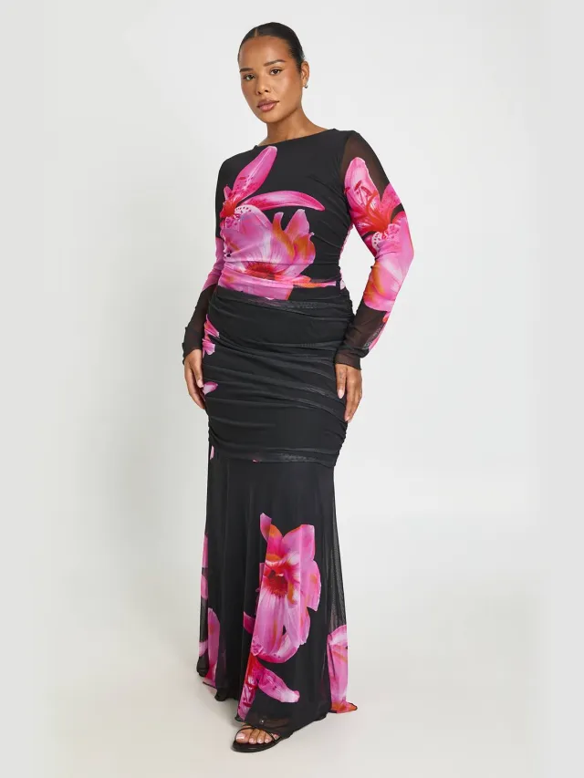 boohoo Dames Plus Bloemen Mesh Gerimpelde Maxi Jurk Met Lange Mouwen Zwart