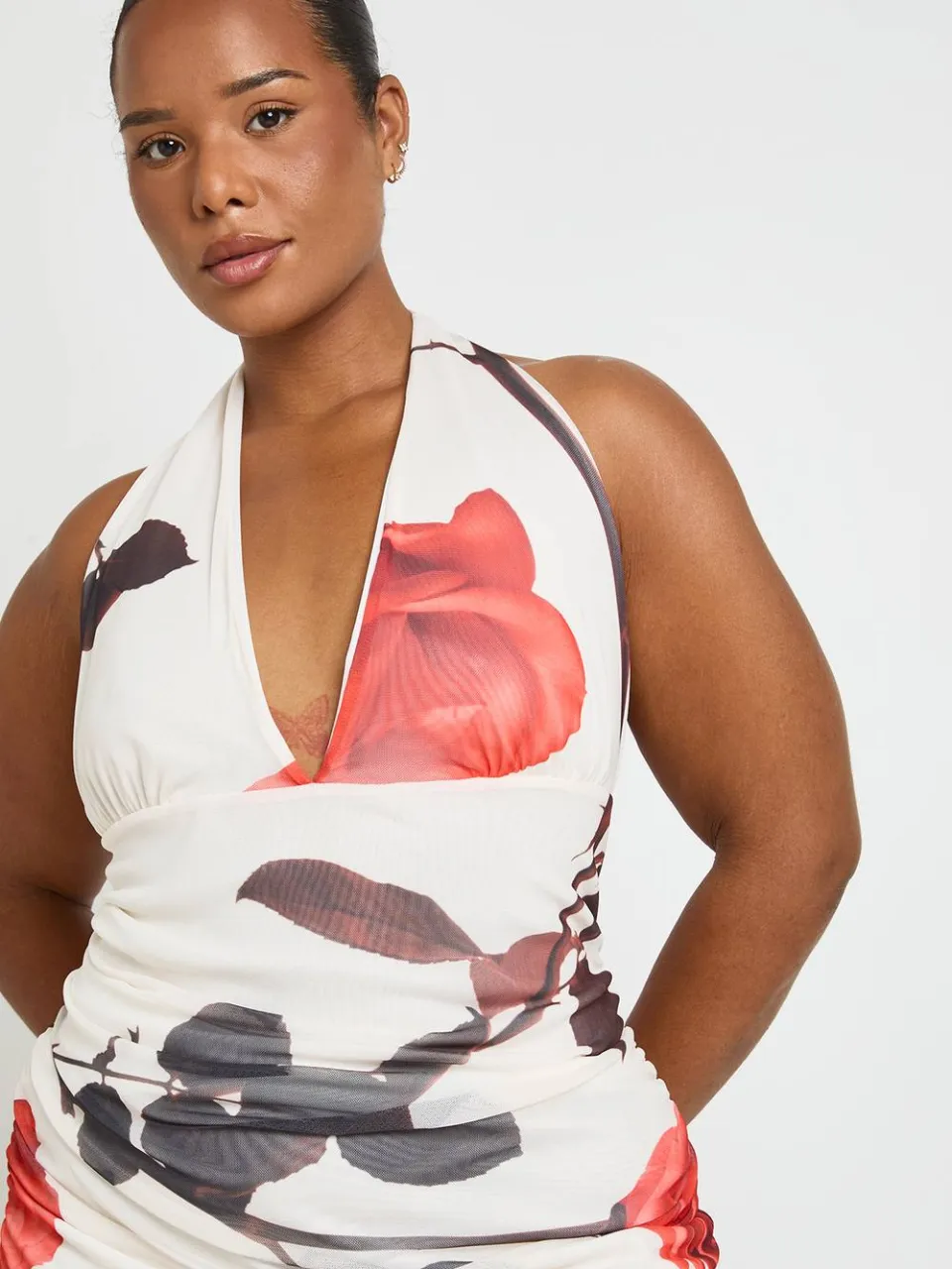 boohoo Dames Plus-jurk met roze print, mesh en geraffineerde ruches, foto 3