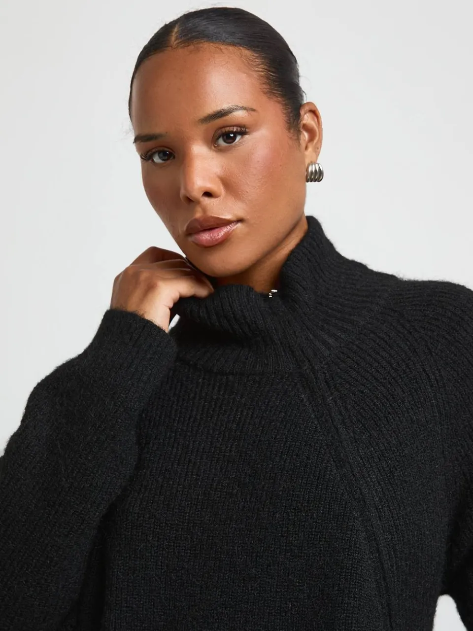 boohoo Dames Plus Gebreide Mini-jurk Met Hoge Kraag En Doorlopende Rits zwart, foto 4