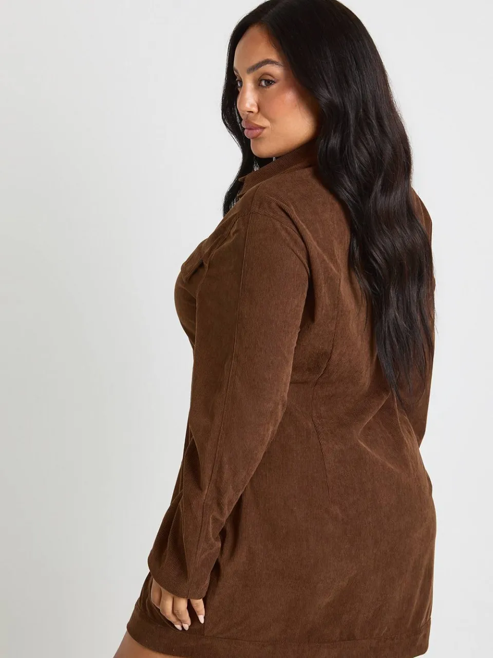 boohoo Dames Plus Cord Overhemdjurk met Getailleerde Taille chocoladebruin, foto 3