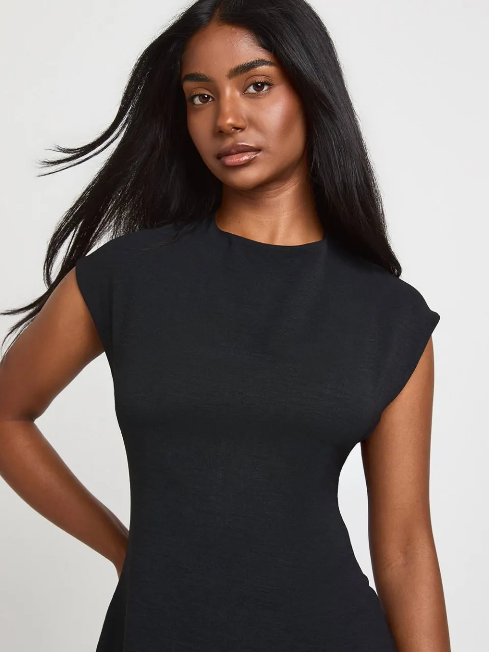 boohoo Dames Mini Jurk Met Watervalhals En Godet Zoom In Gehamerd Weefsel zwart, foto 4