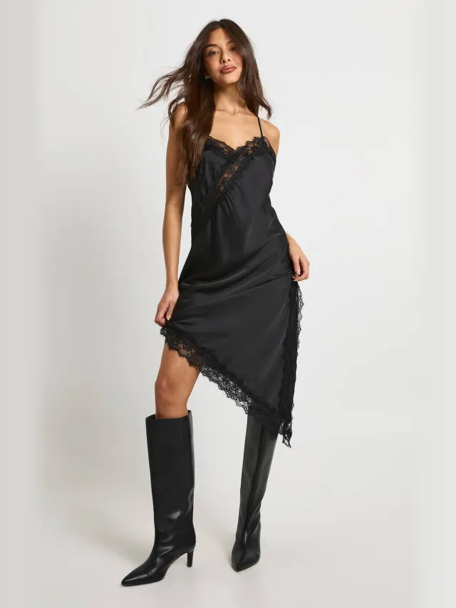 boohoo Dames Kant Asymmetrische Satin Slip Midaxi Jurk Zwart