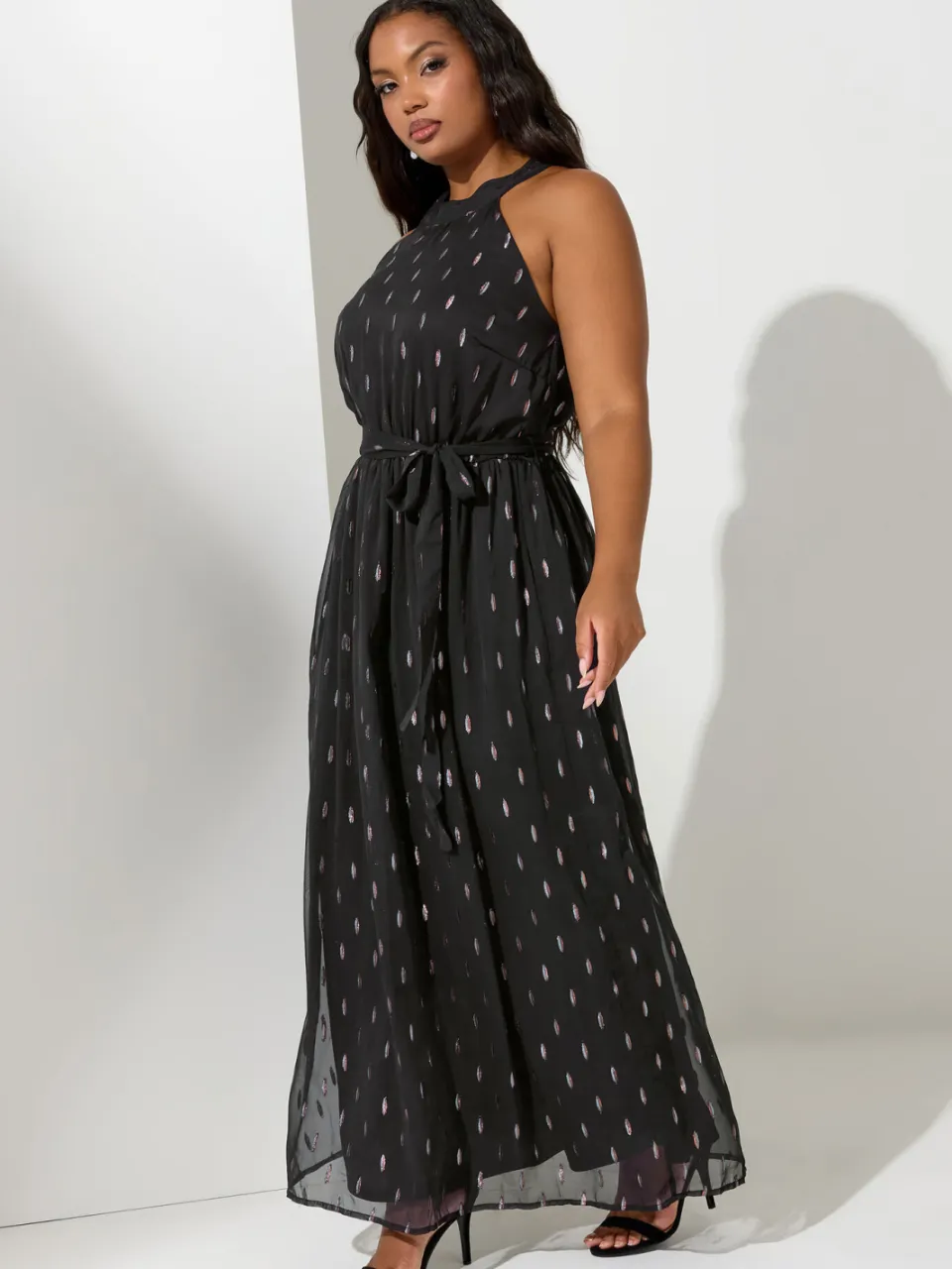 Yours London Mouwloze Maxijurk Met Stippenprint En Halternek In Metallic Zwart Black