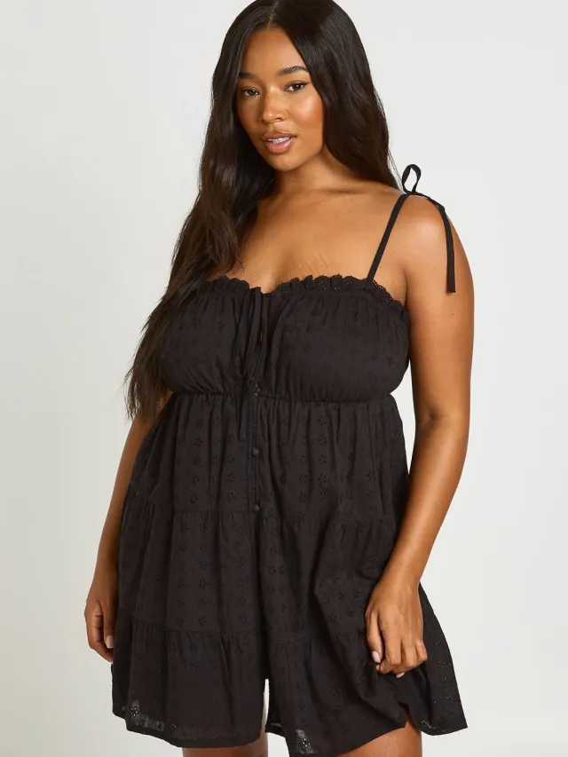boohoo Dames Plus Broderie Jurk Met Geschulpte Hals En Gelaagd Smok-model zwart, foto 2