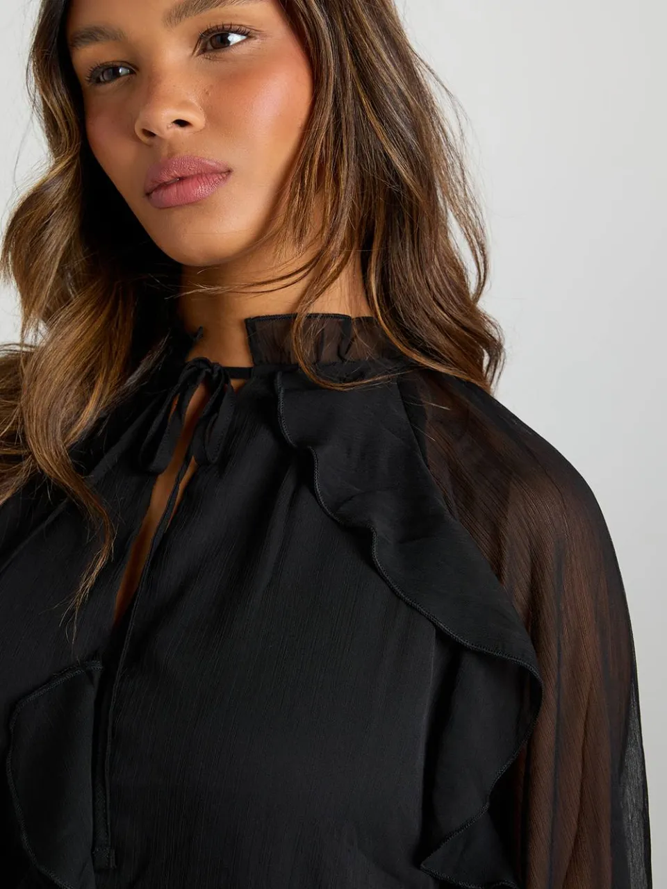 boohoo Dames Chiffon smockjurk met ruches zwart, foto 4
