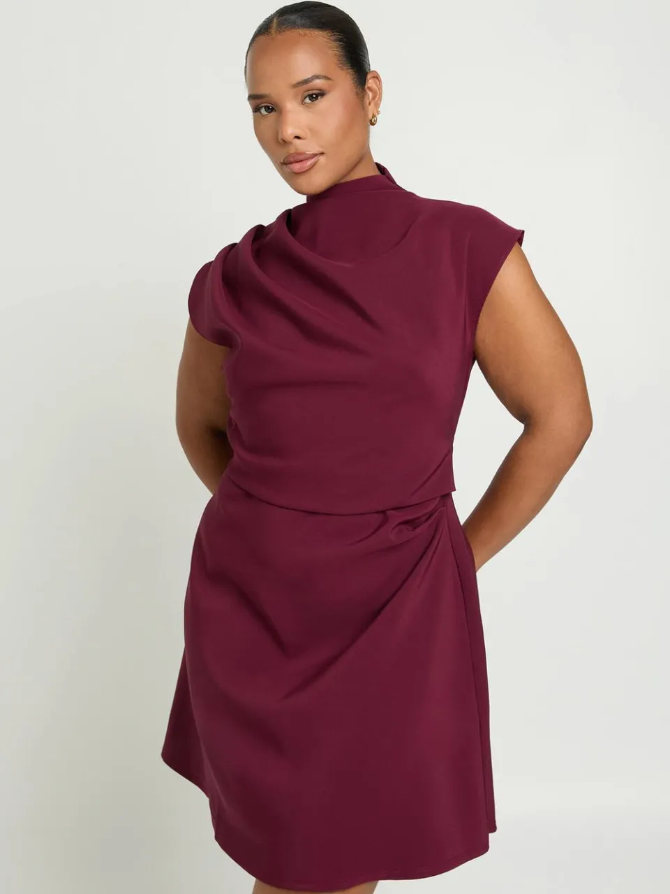 boohoo Dames Plus Hoge Hals Skater Jurk Met Geplooid Detail wijn, foto 3