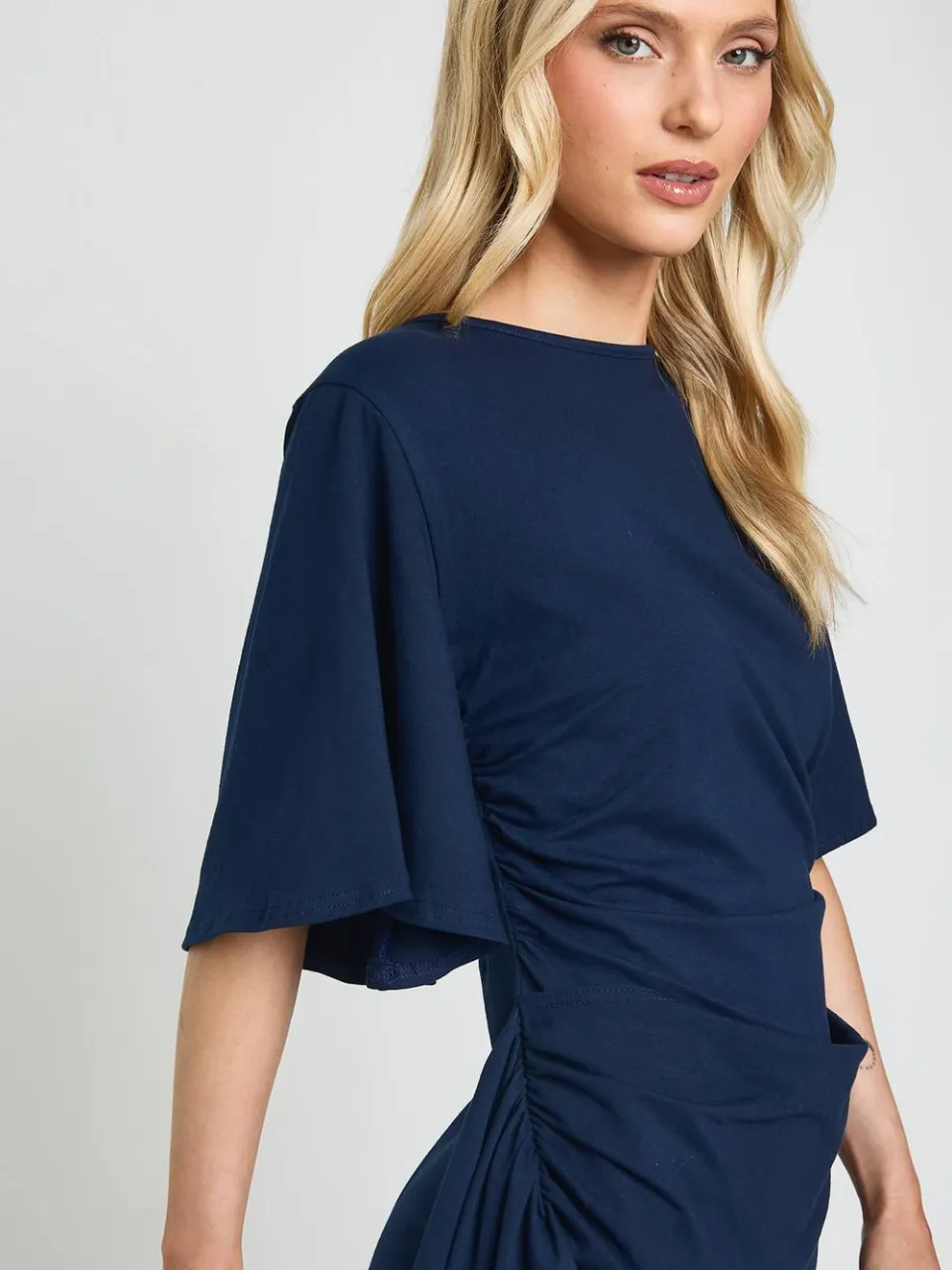 boohoo Dames Petite Cape Drape Detail Midaxi T-shirt Jurk marineblauw, foto 4