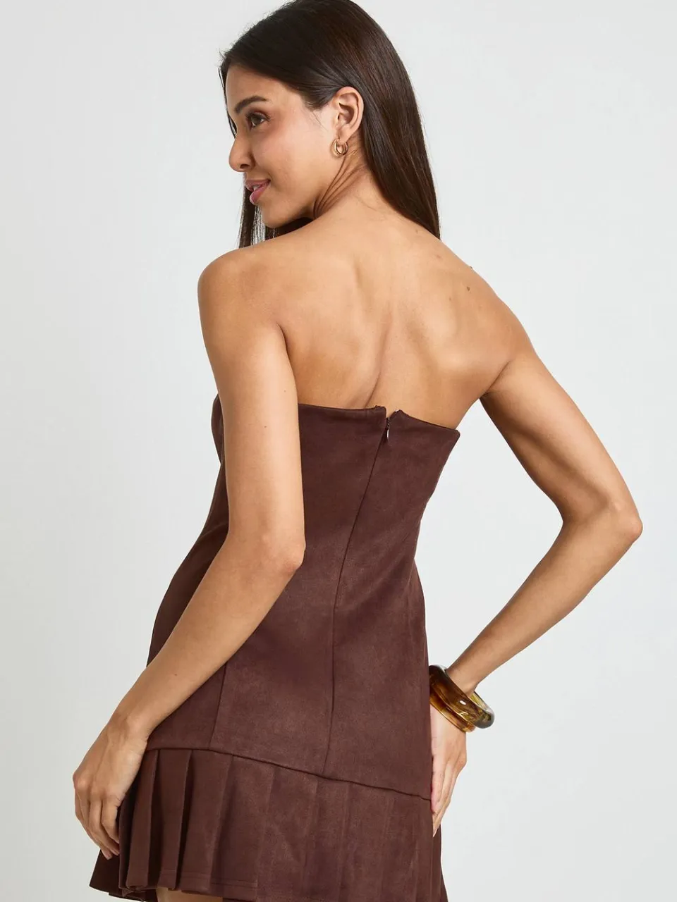 boohoo Dames Suede-look Geplisseerde Mini-jurk Met Verlaagde Zoom chocoladebruin, foto 3