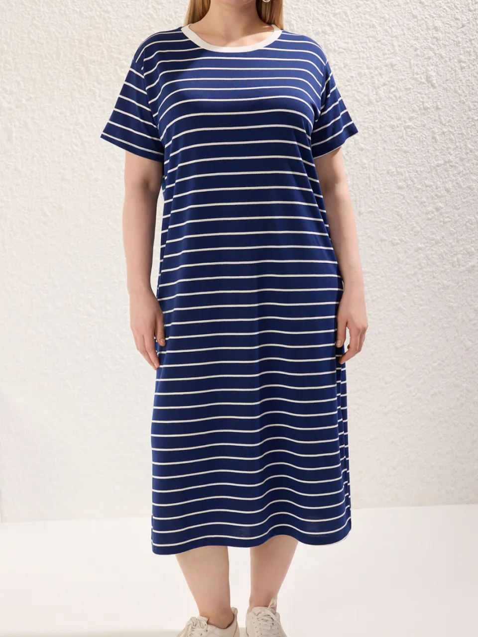 Trendyol Curve Dames Donkerblauw Gestreept Midi Kort Casual T-shirt Jurk Grote maten Jurk marineblauw/blauw, foto 2