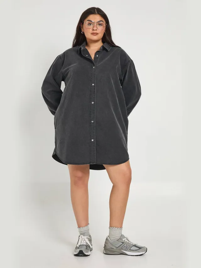 boohoo Dames Plus Oversized Denim Jurk Met Overhemdmodel Washed Black