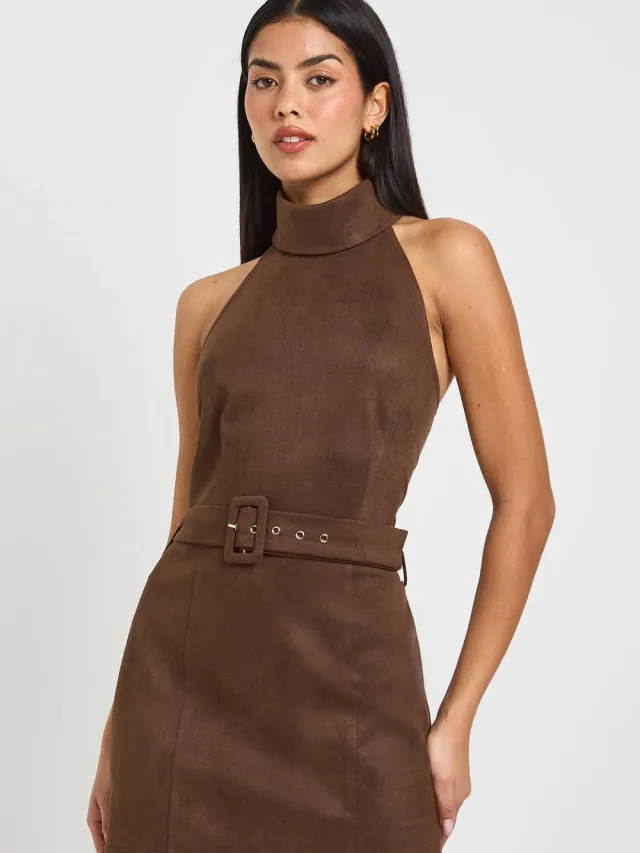 boohoo Dames Faux Suede Halterneck Jurk Met Riemdetail Mini Chocoladebruin