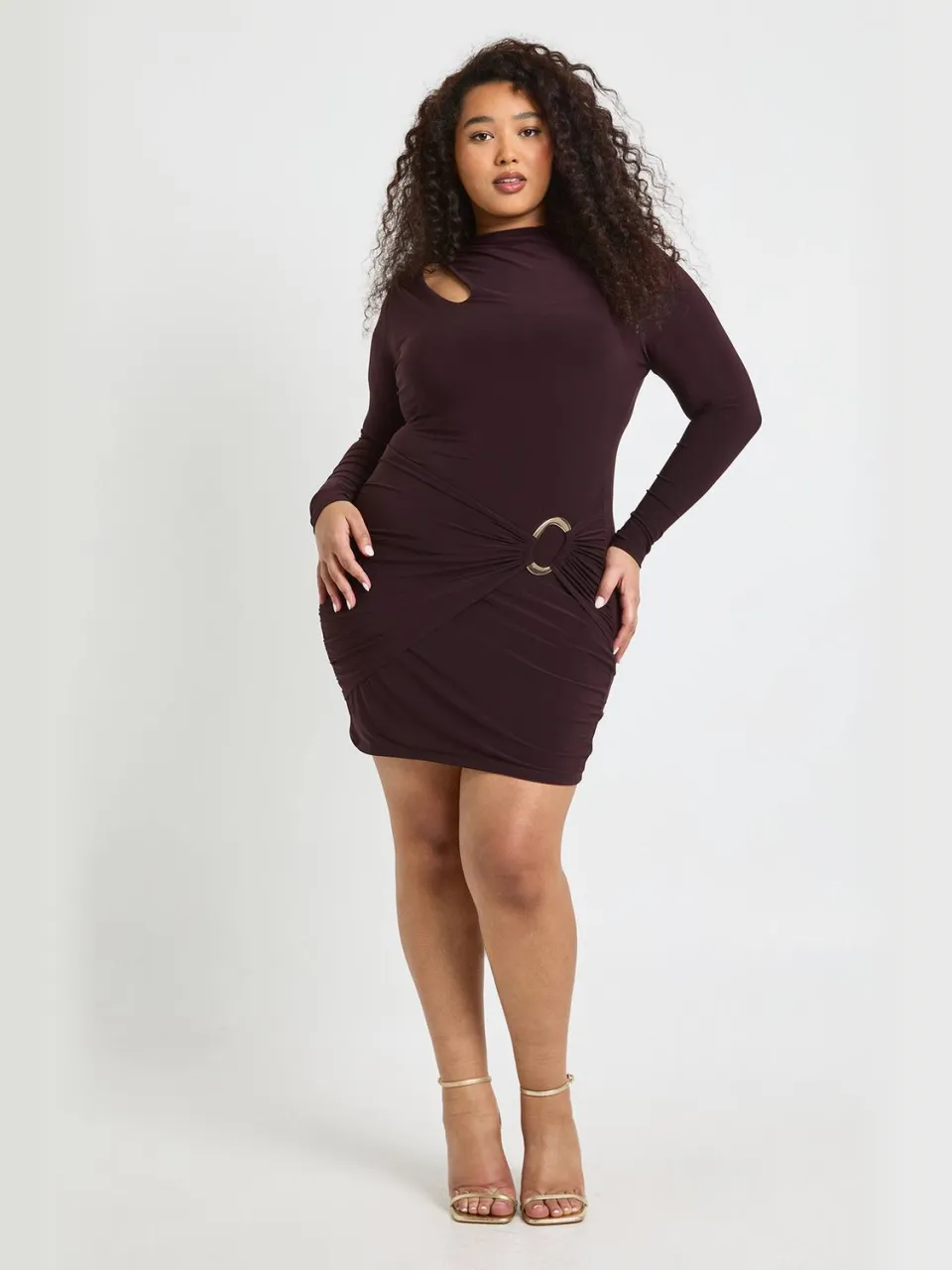 boohoo Dames Plus High Neck Wrap Trim Detail Mini Jurk chocoladebruin, foto 2
