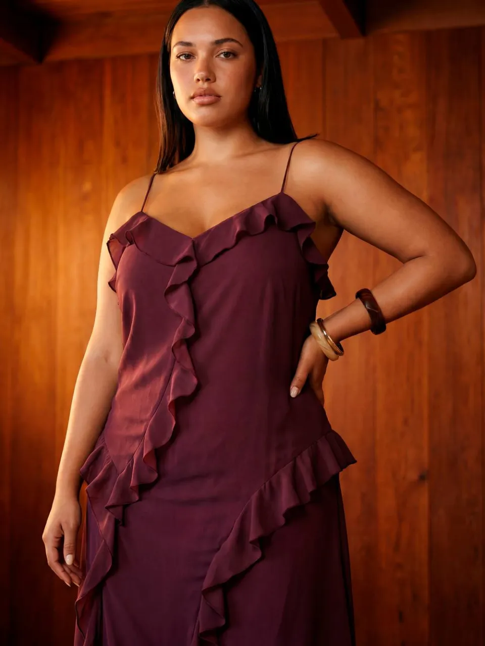 boohoo Dames Plus Chiffon Bandjes Ruches Maxi Jurk bordeaux rood, foto 4