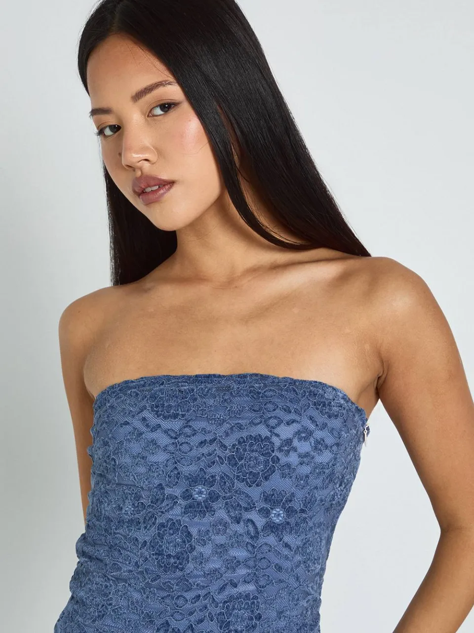 boohoo Dames Petite fluwelen kanten bandeau maxi-jurk blauw, foto 4