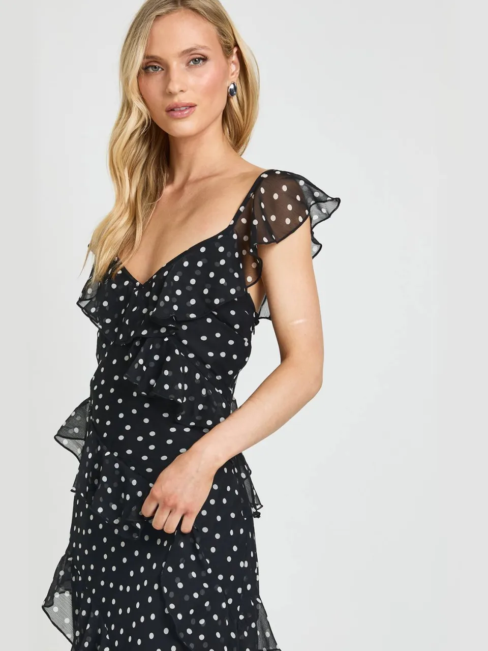 boohoo Dames Petite Chiffon Ruches Polkadot Bandjes Maxi Jurk zwart, foto 4