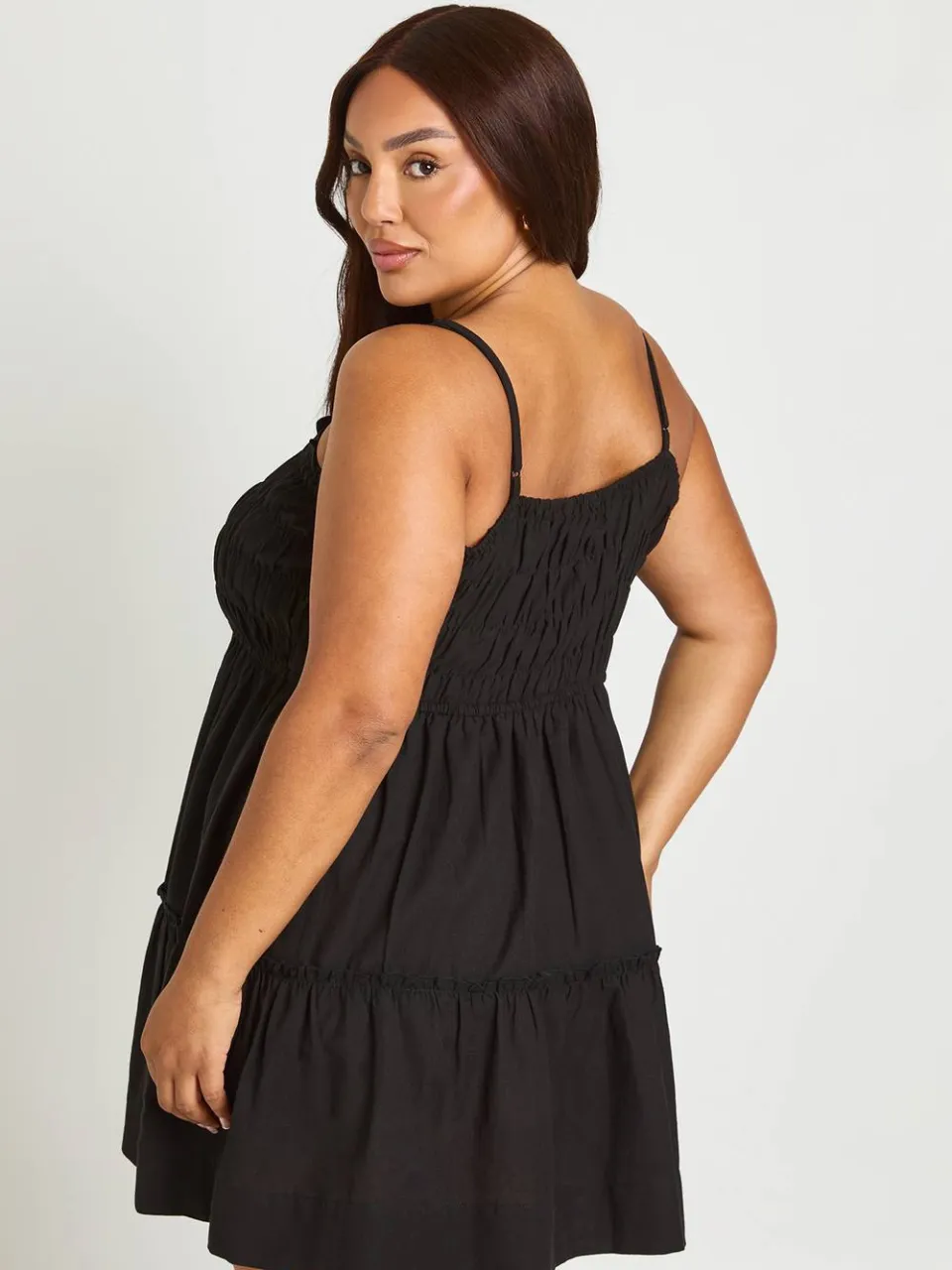 boohoo Dames Plus Linnen-look Bandjes Gesmockte Gelaagde Smock Jurk zwart, foto 2