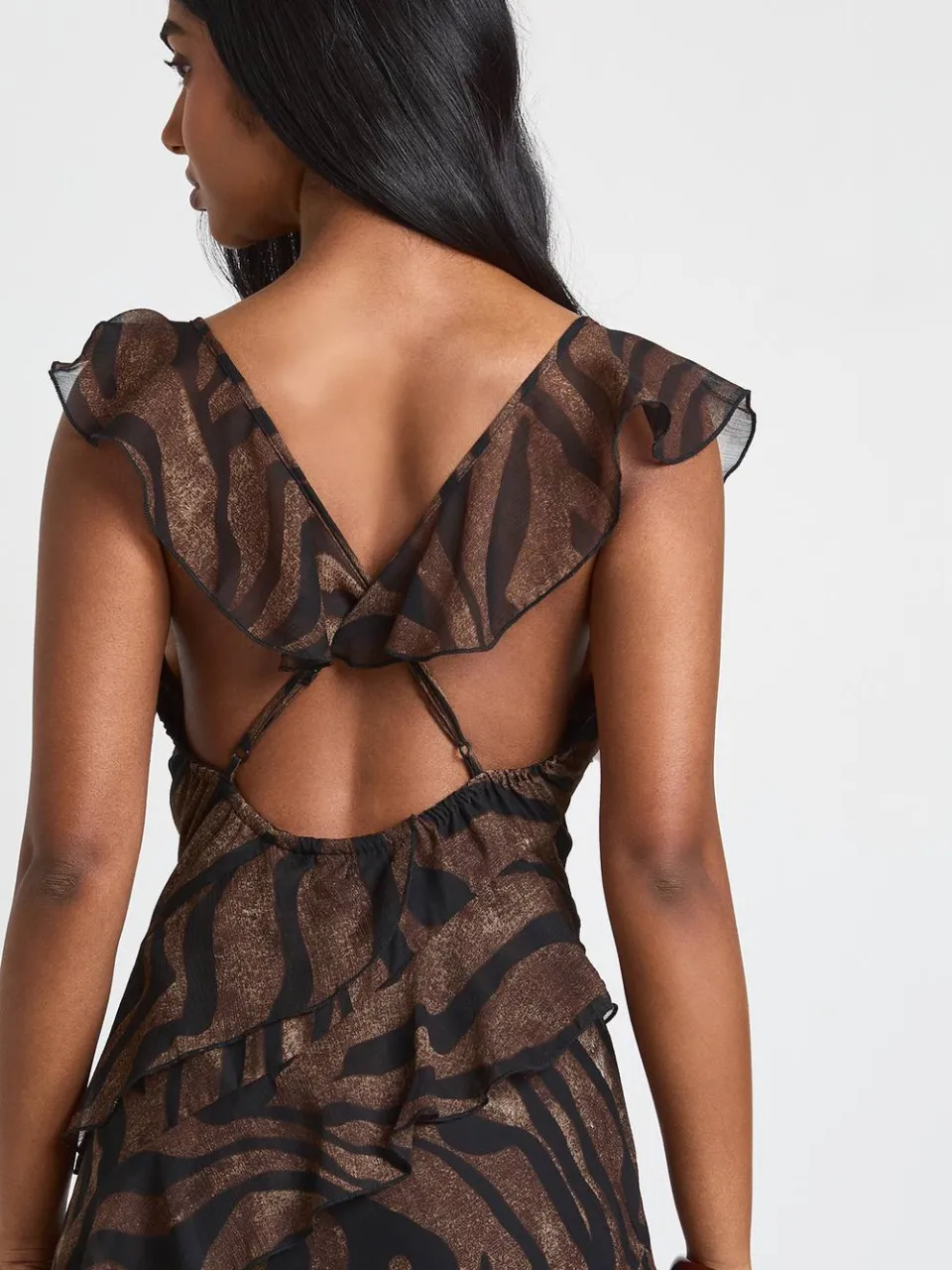 boohoo Dames Chiffon Ruches Tonal Zebra Bandjes Maxi Jurk chocoladebruin, foto 3
