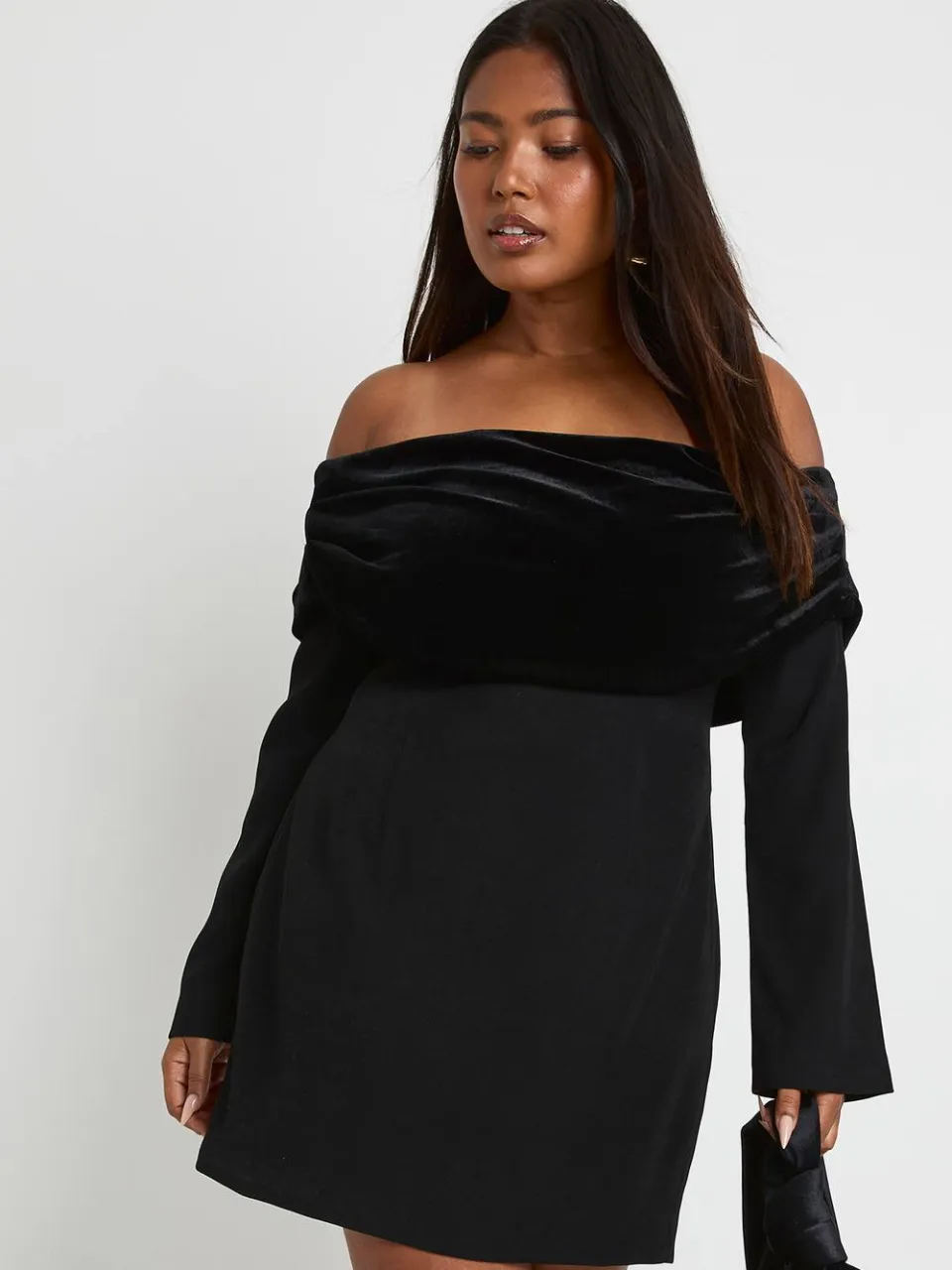 boohoo Dames Plus Fluwelen Omslag Bardot Getailleerde Minijurk zwart, foto 3