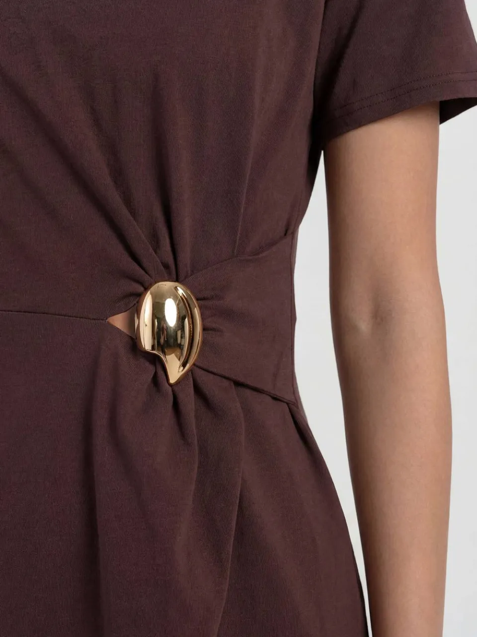 boohoo Dames T-shirt Jurk Met Goudkleurig Detail, foto 4