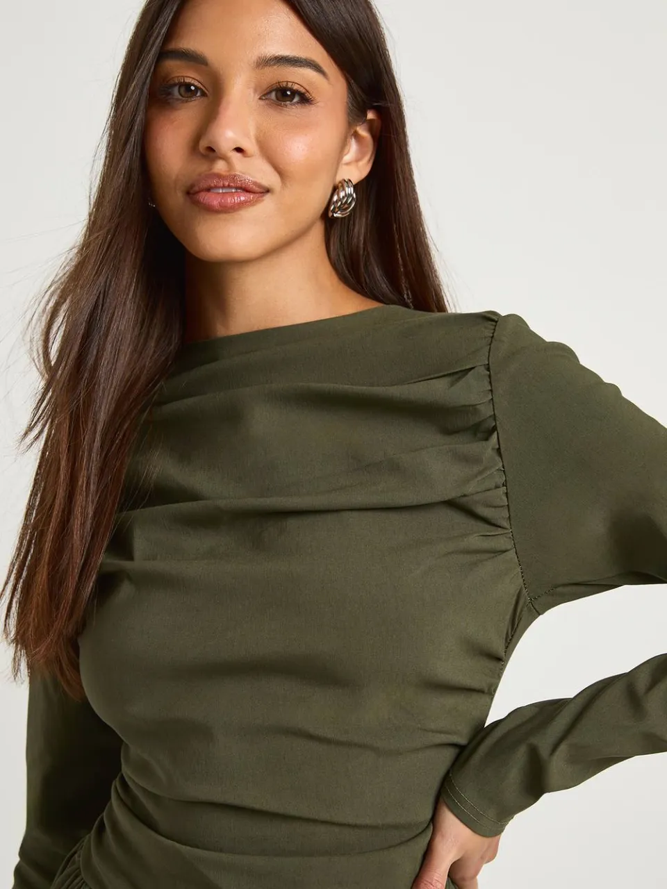 boohoo Dames Gerafelde mini-jurk met afvallende taille en lange mouwen kaki, foto 4