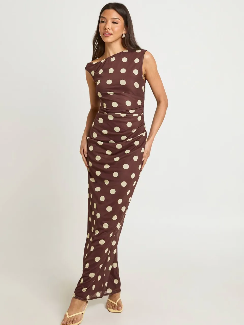 boohoo Dames Toon-op-toon Polkadot Maxi Jurk Met Asymmetrische Halslijn chocoladebruin, foto 2
