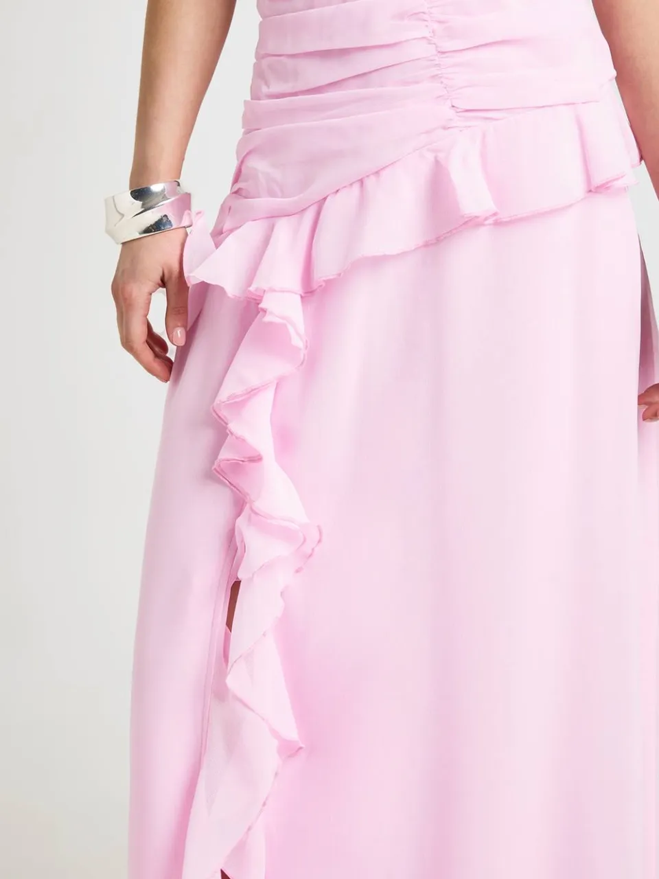 boohoo Dames Petite Chiffon Maxi Jurk Met Gerimpelde Taille En Ruche Detail pastelroze, foto 3