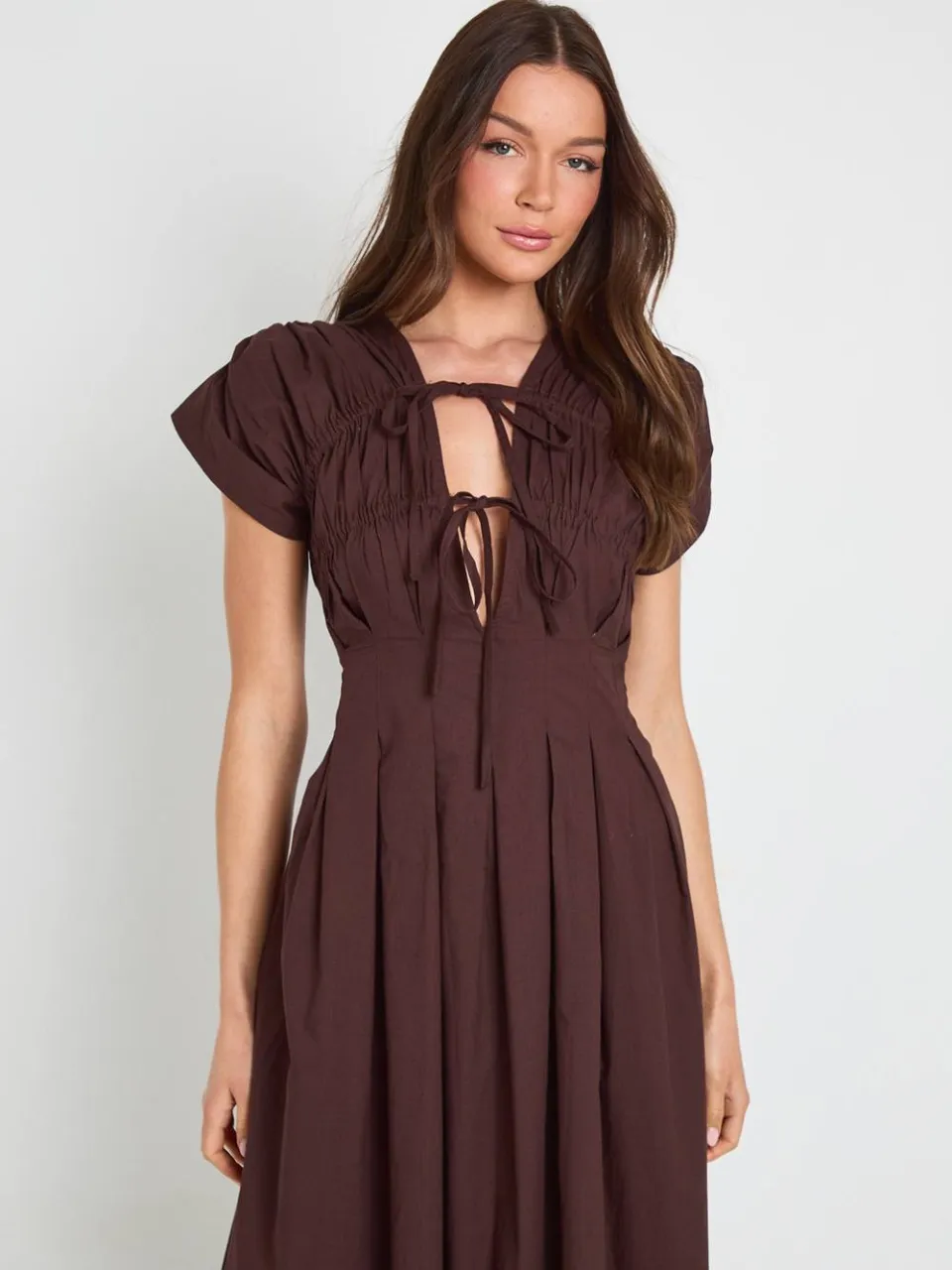 boohoo Dames Katoenen Popeline Maxi Jurk Met Gerimpeld Detail En Strikceintuur chocoladebruin, foto 2