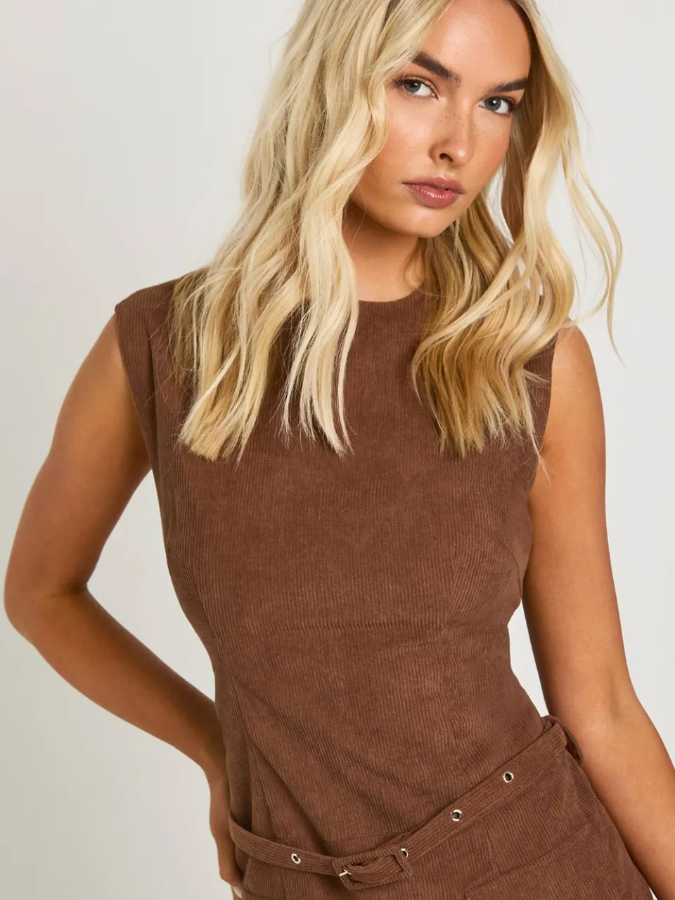boohoo Dames Minijurk van corduroy met capmouwen chocoladebruin, foto 4