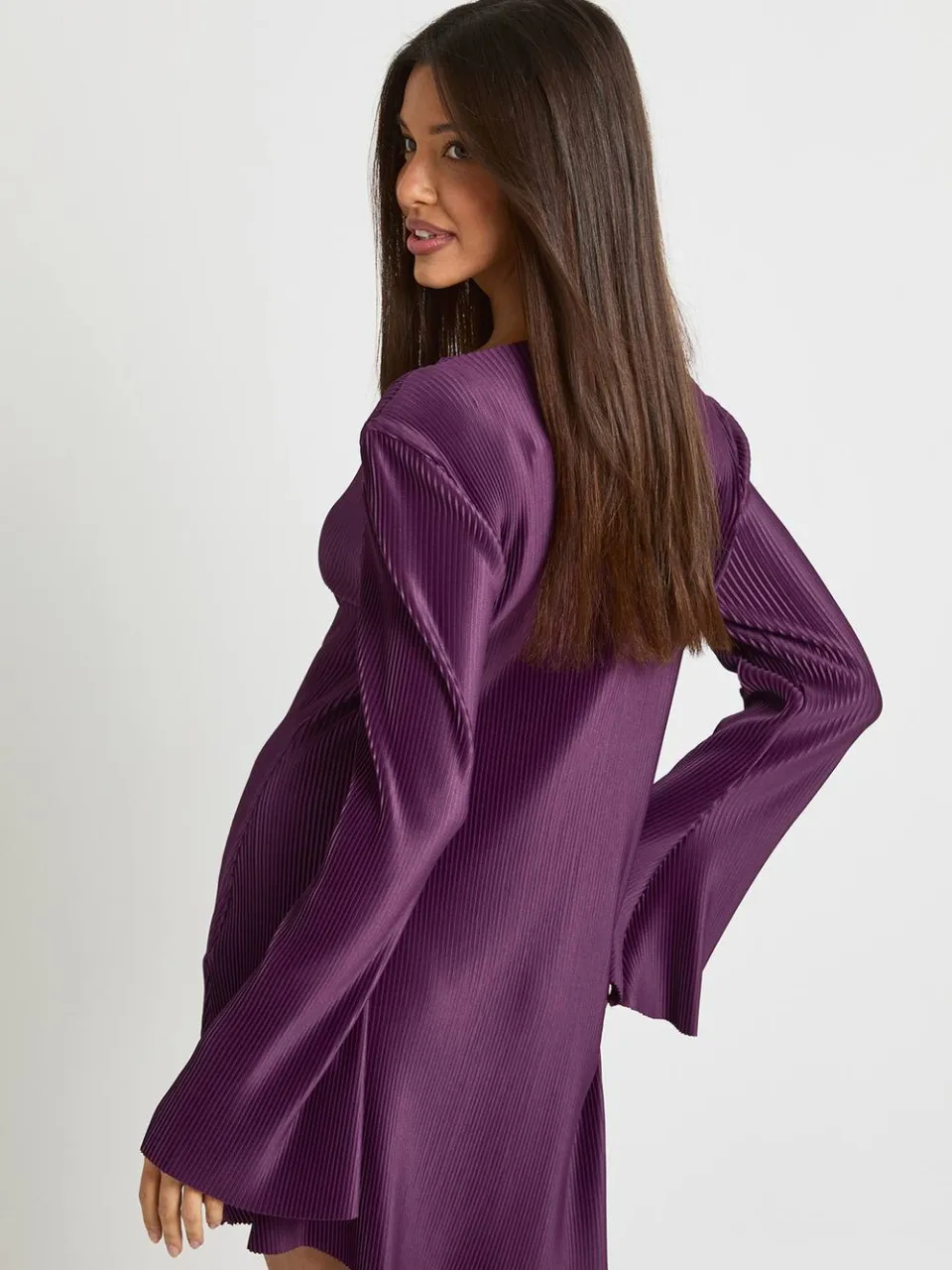 boohoo Dames Plisse mini-jurk met uitlopende mouwen pruim, foto 3