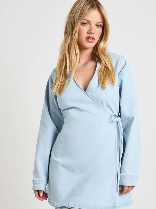 boohoo Dames Petite Wikkel Denim Jurk Gebleekt