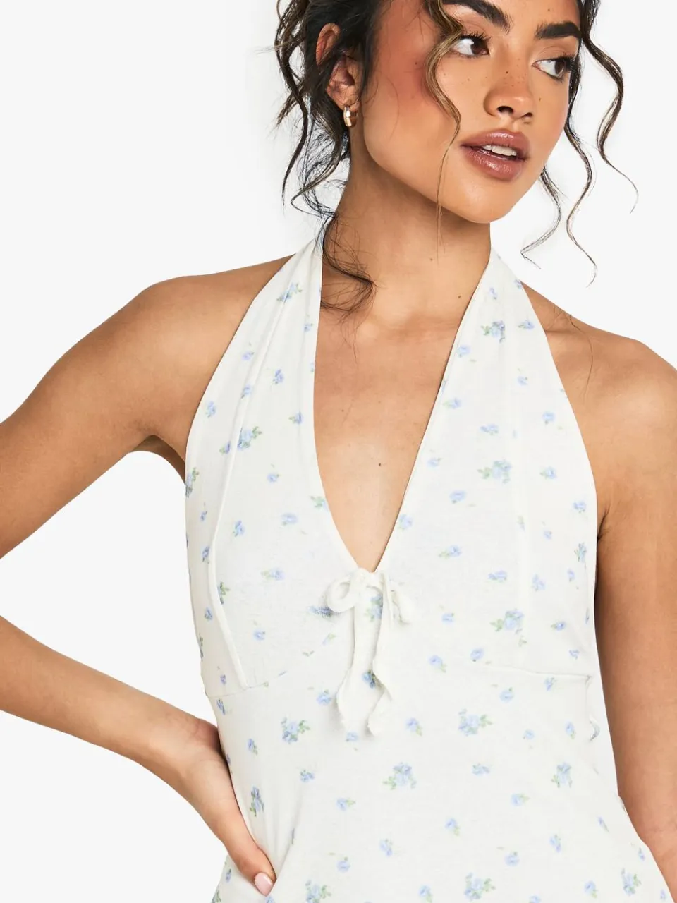 boohoo Dames Ditsy Bloemenkant Halter Mini Jurk wit, foto 4