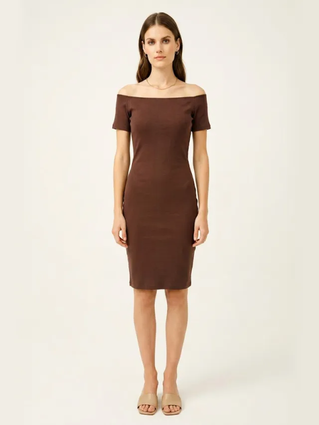 Conquista Chocoladebruine bodycon jurk met blote schouders